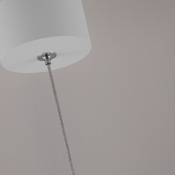 Lámpara LED colgante. Diseño minimalista y ajustable, perfecta para una iluminación eficiente.