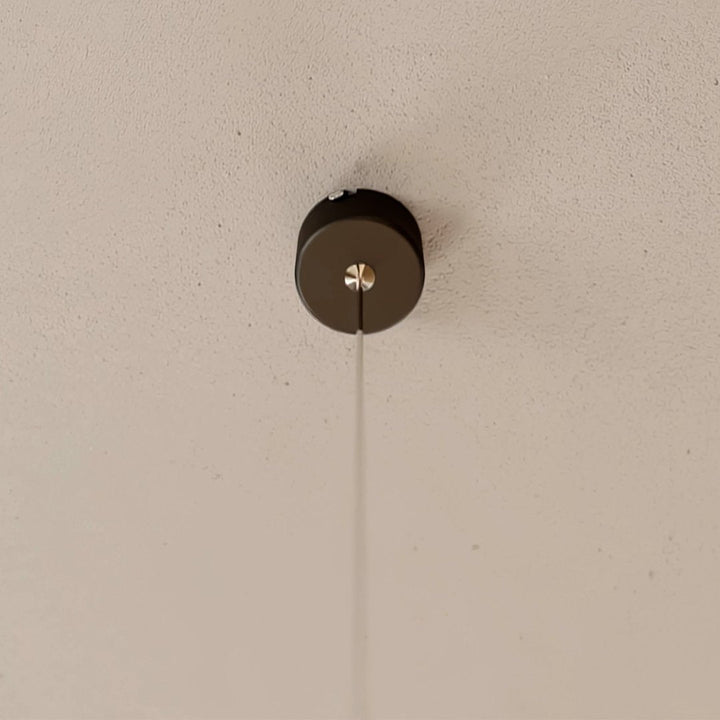 Lámpara LED de aluminio, diseño colgante y ajustable. Eficiencia energética para una luz moderna.