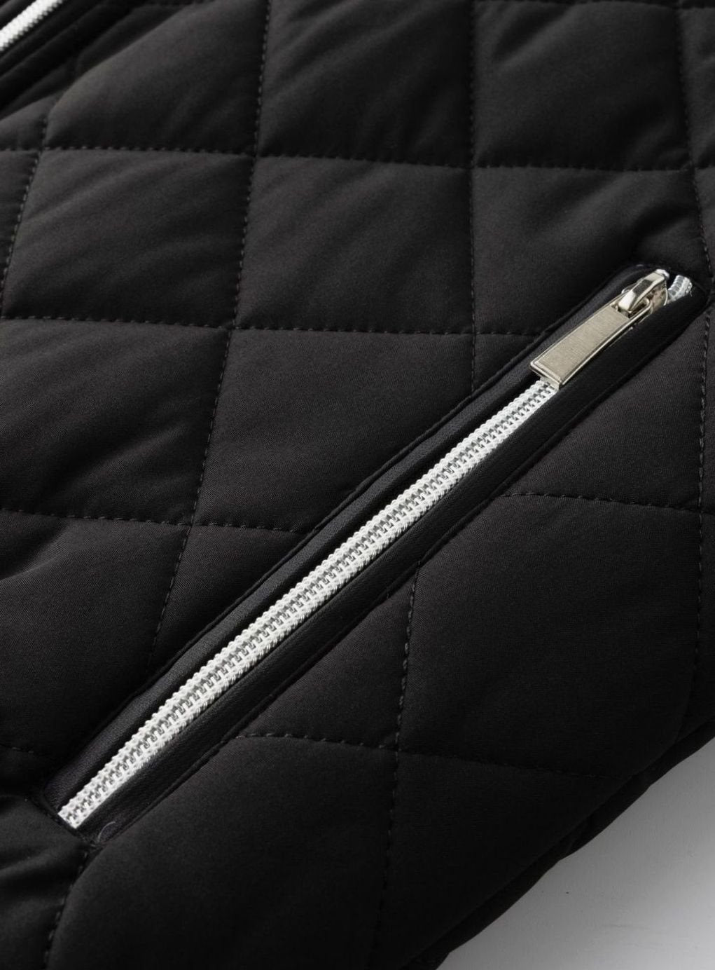 Bomber acolchada para hombre, con forro polar interior, ideal para el frío invierno y moda urbana.