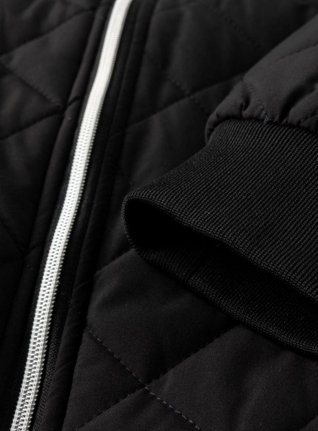 Abrigo bomber acolchado masculino, con suave forro polar, ideal para el frío y looks casuales de invierno.