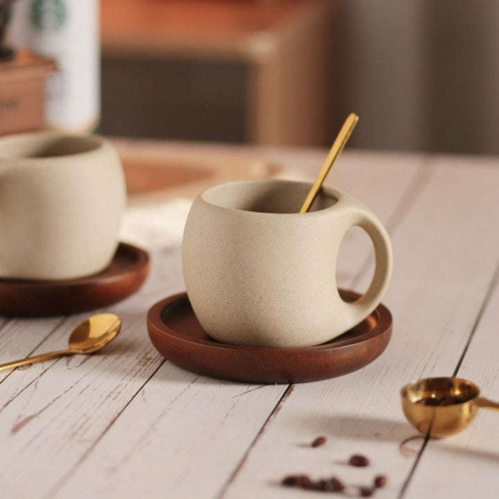 Elegante set de taza de café de cerámica, 250ml, con base de bambú y cuchara inox para hogar.