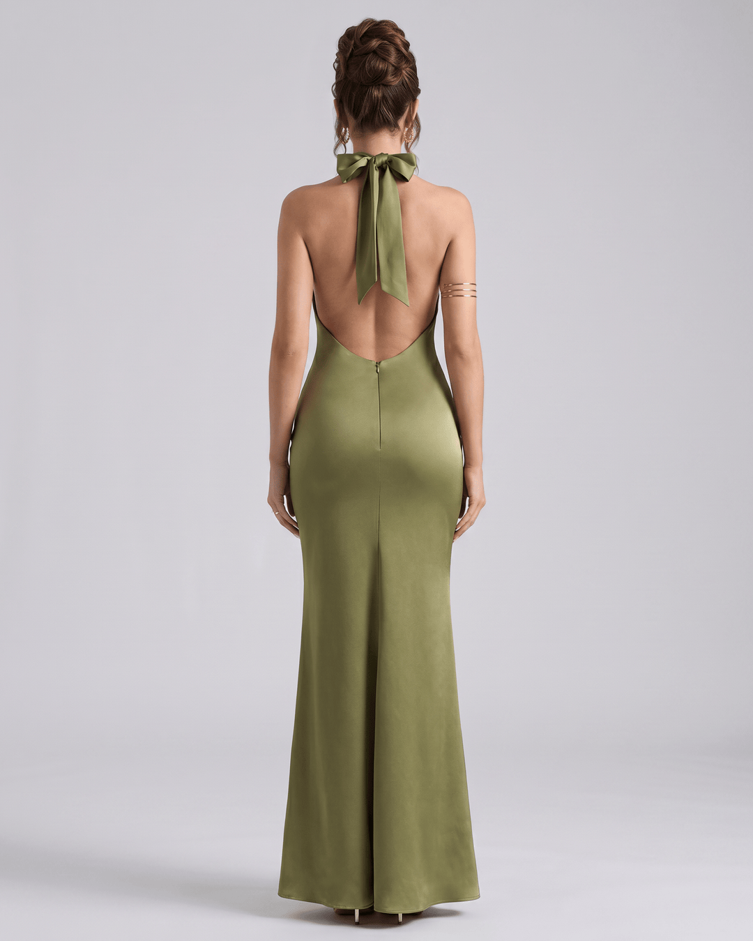 Vestido Zerelle Maxi elegante con escote Halter. Flujo y estilo sofisticado para mujer.