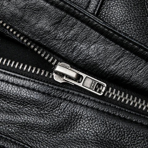 Cazadora MACKSTON de piel sintética negra. Un básico atemporal en moda masculina, versátil y elegante.