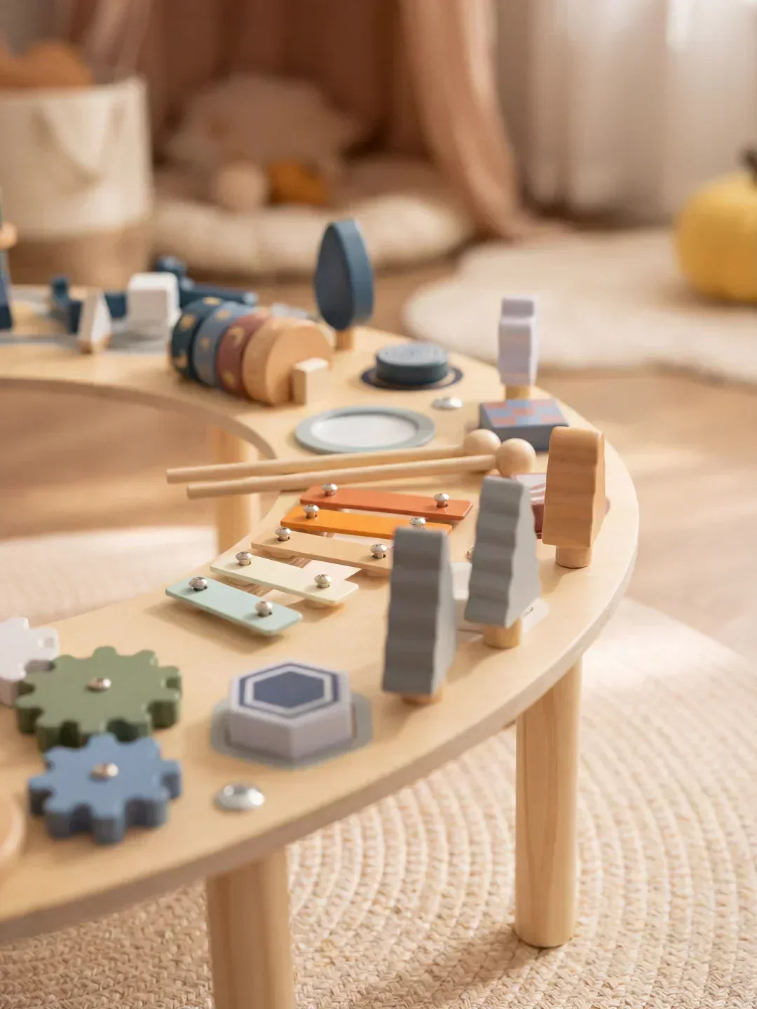 Mesa de actividades robusta y segura para niños, con superficie de juego grande y múltiples funciones educativas.