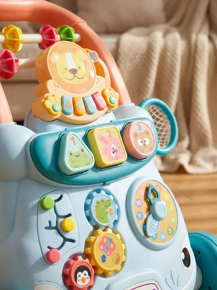 Niño feliz con andador interactivo, centro de actividades para bebés, estimula el aprendizaje y ayuda en primeros pasos.