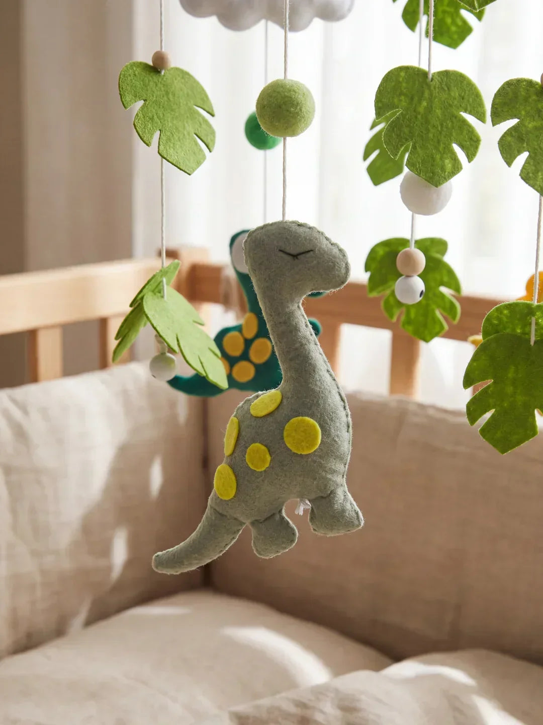 Móvil de madera para cuna, decoración y juguete sensorial para bebé.