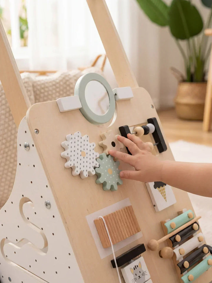 Primeros pasos: Andador de madera para bebés, estable y seguro, con funciones educativas integradas.