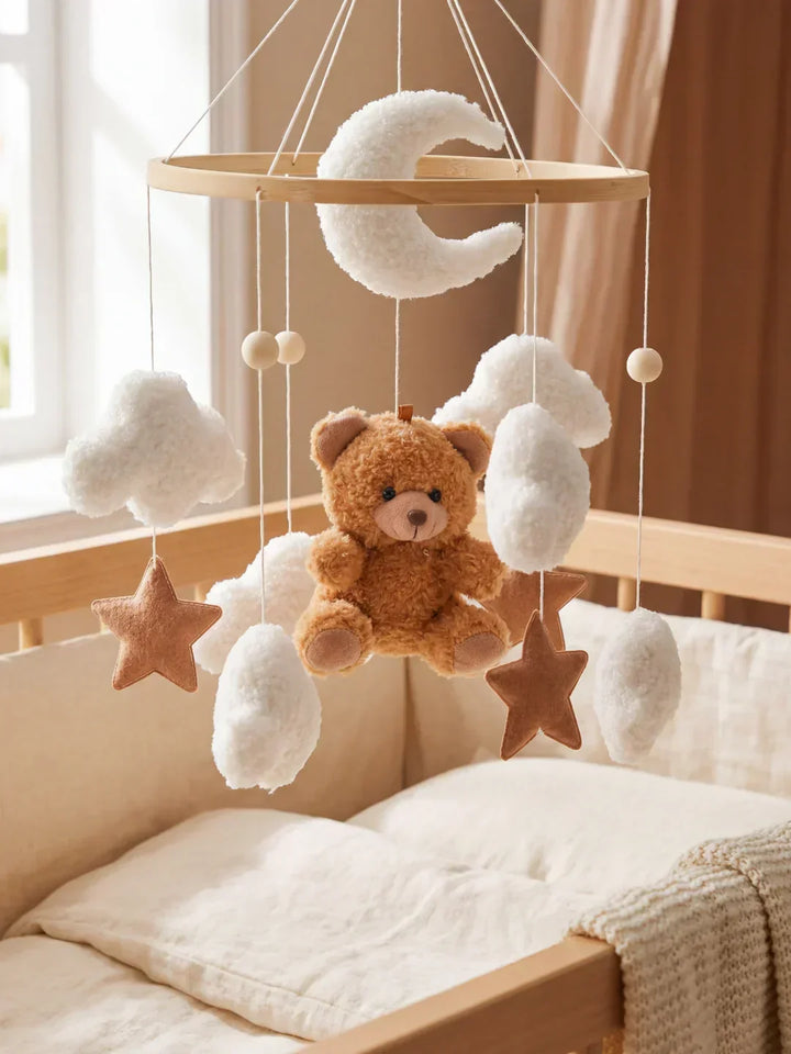 Móvil de madera para cuna, ideal para decoración y estimulación del bebé.