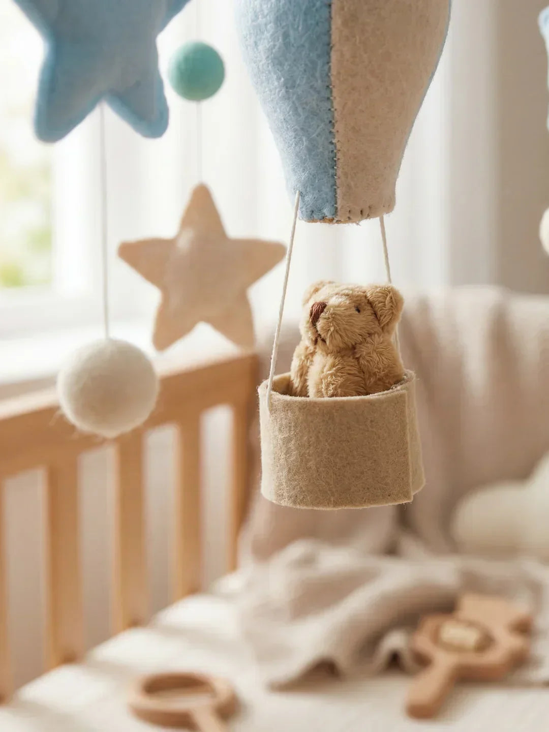 Decoración de cuna de madera, móvil sensorial que calma al bebé.