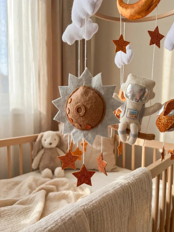 Decoración de guardería: móvil de cuna de madera, juguete seguro.