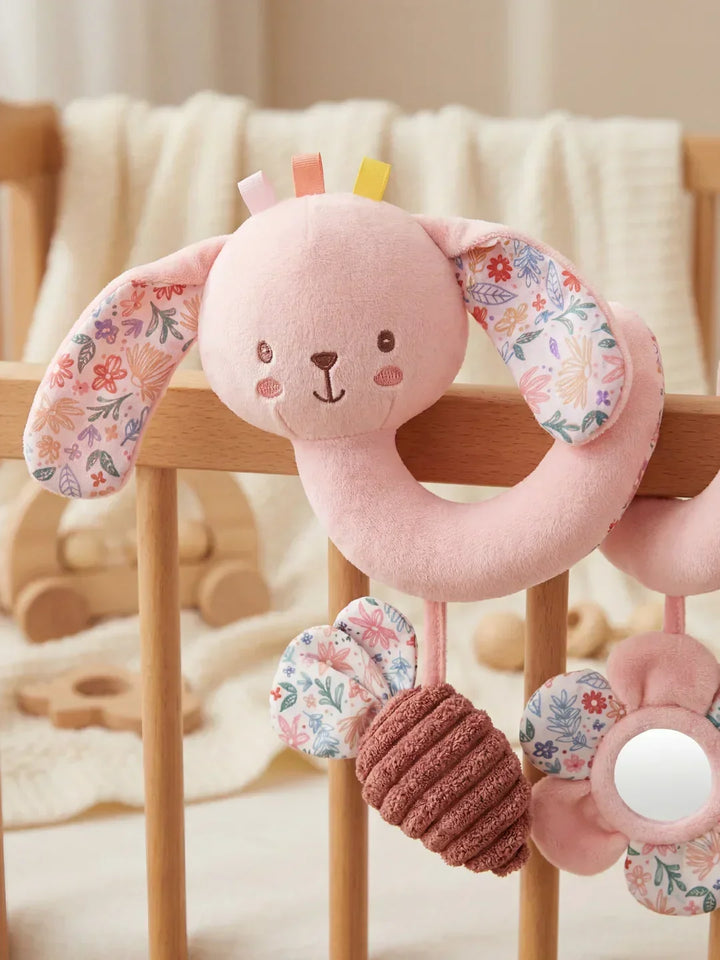 Espiral sensorial para cuna de bebé con adorables elefante y conejo rosa, colores vibrantes y texturas.