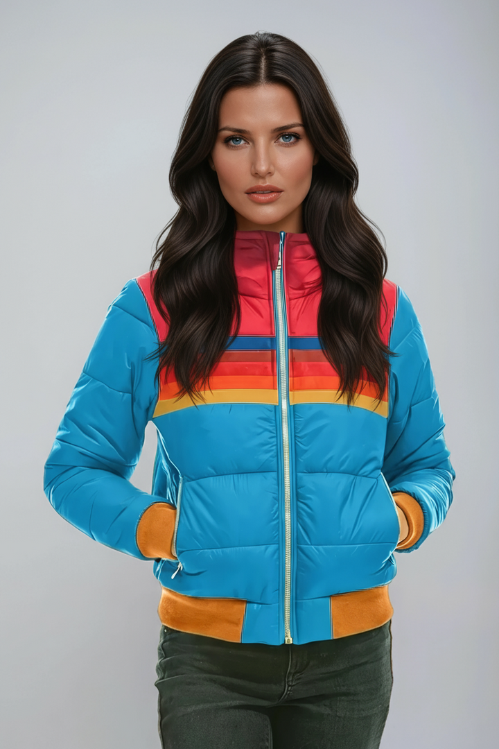 Chaqueta acolchada mujer retro, bloques de color vibrantes. Puffer de invierno moda casual, estilo vintage.