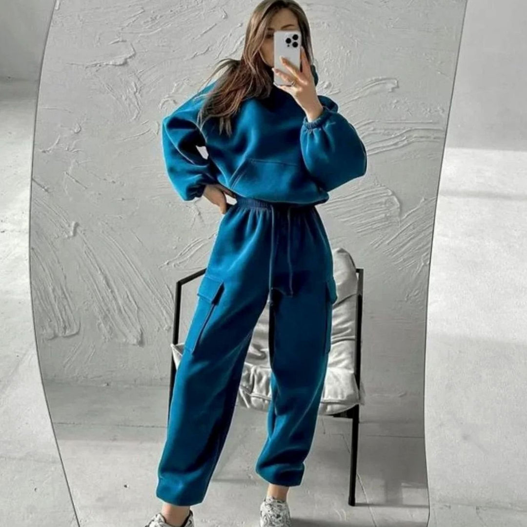 Conjunto de sudadera oversize y jogger cargo para mujer. Ropa urbana cómoda, ideal para estilo casual de otoño.
