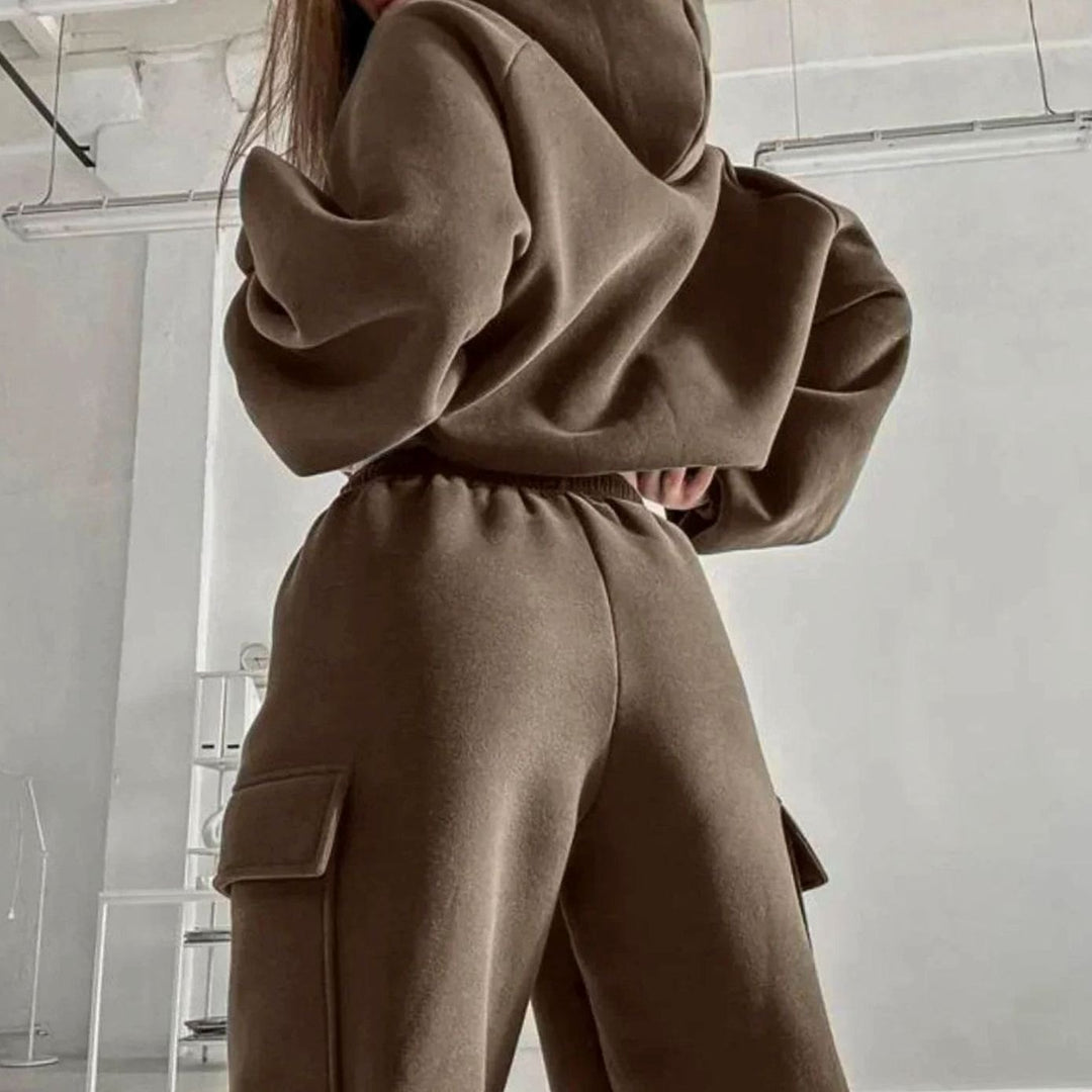 Chándal de mujer de dos piezas: sudadera ancha y jogger cargo. Conjunto loungewear urbano y de moda.