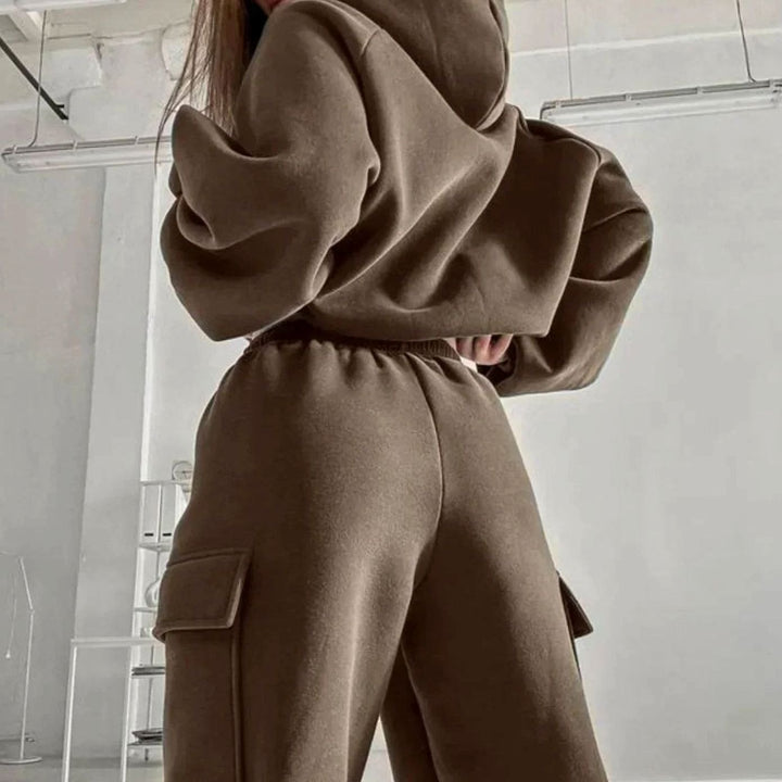 Chándal de mujer de dos piezas: sudadera ancha y jogger cargo. Conjunto loungewear urbano y de moda.