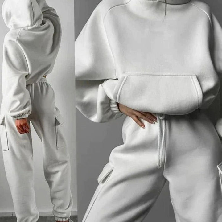 Conjunto de sudadera y jogger cargo para mujer. Estilo urbano casual y loungewear de dos piezas.