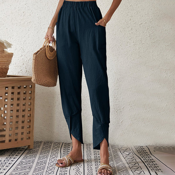 Pantalón de mujer estilo relajado con dobladillo abierto. Perfecto para climas cálidos y un look fresco.
