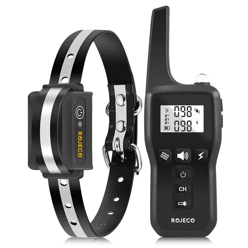Perro usando collar de entrenamiento recargable e impermeable para adiestramiento de obediencia a distancia.