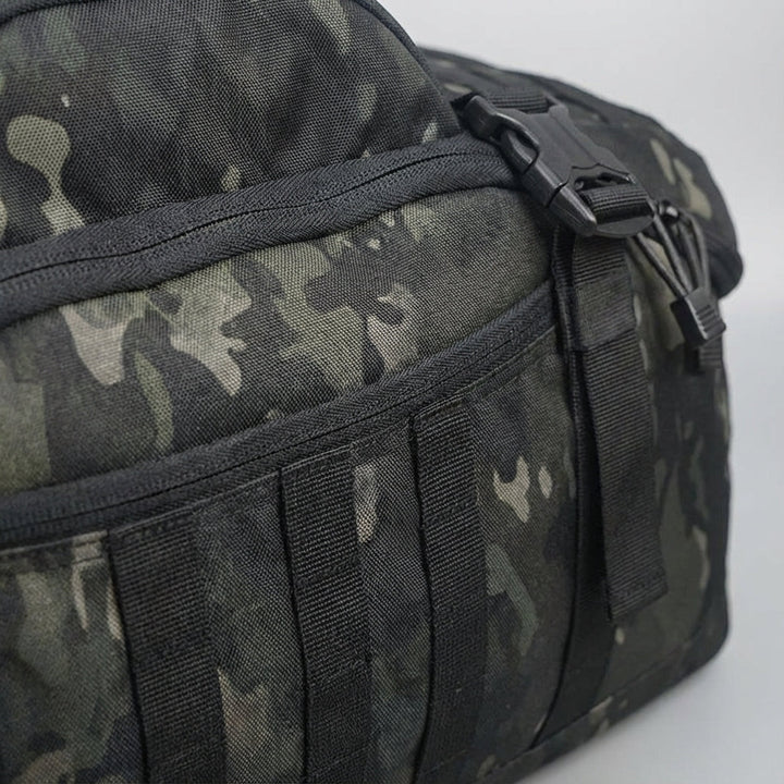 Bolso de hombro deportivo multiusos para viajes, con correas ajustables y diseño robusto.