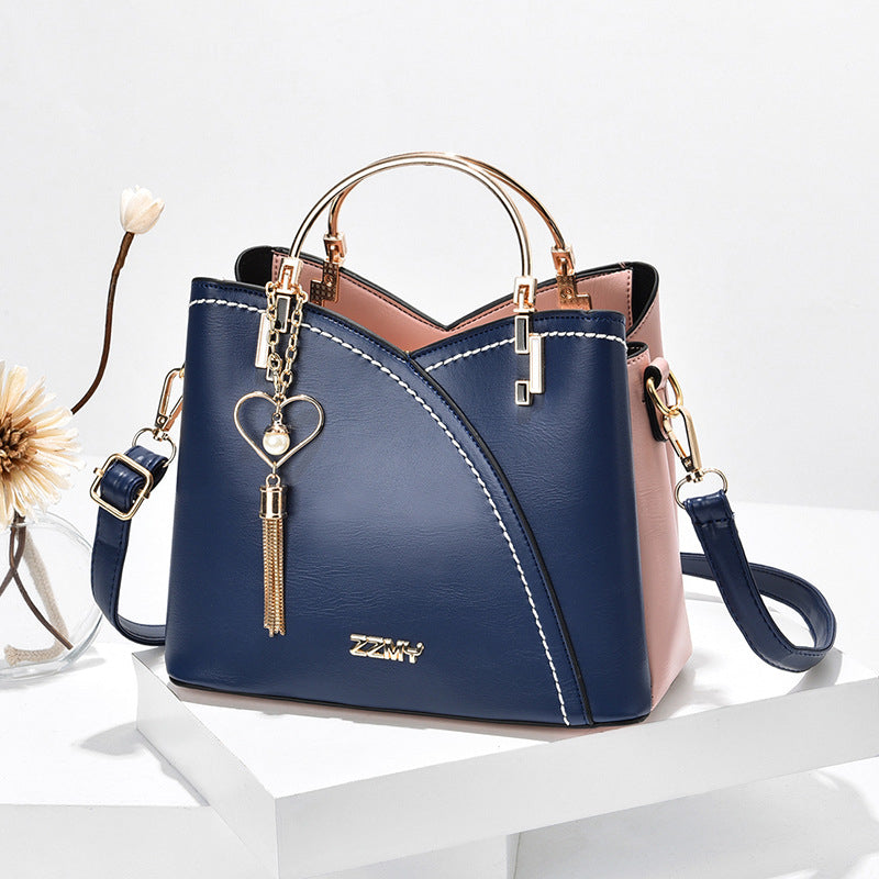 Bolso de mujer imitación cuero con diseño chic. Ideal para looks de oficina o casuales diarios.